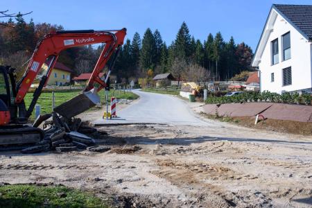 Prenova ceste Krka – Hočevje v zaključni fazi; v soboto na delu asfalterji 2